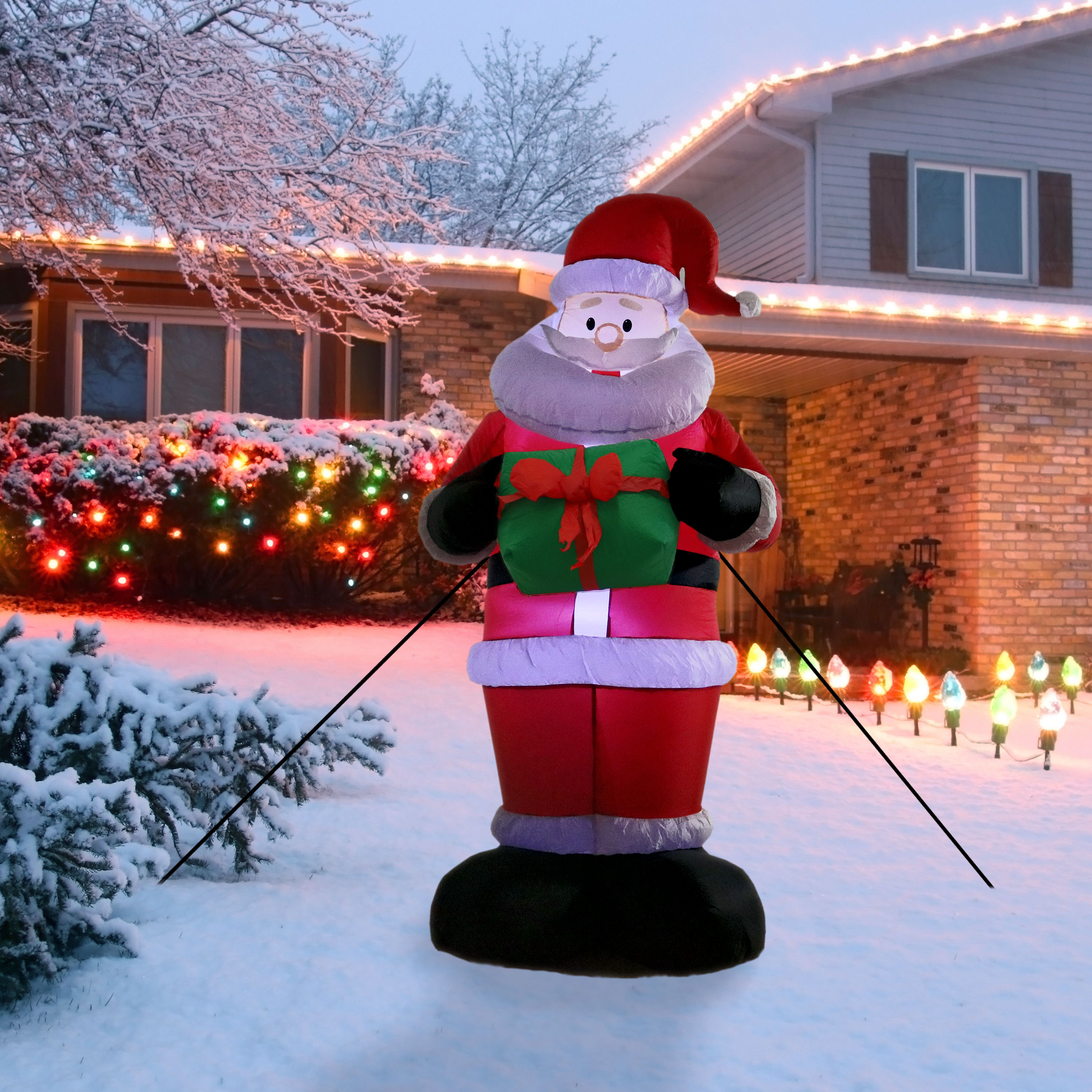 Sunnydaze Santa with Present Inflatable Decoration