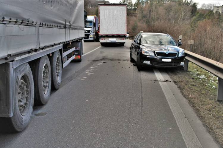 Thayngen Sh Streifkollision Zwischen Lkw Und Auto 6792