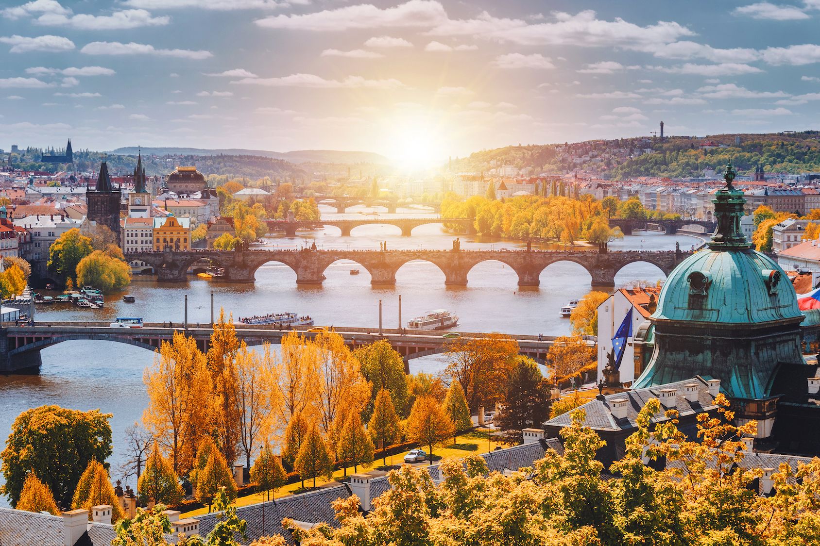 Private: Prague City Highlights Tour w/ Local Lunch & Snack