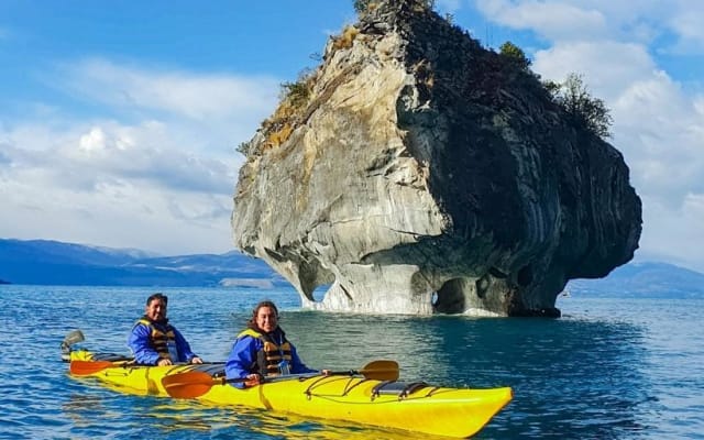 Tour en Kayak: Explorando las Capillas de Mármol
