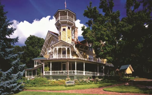 Black Point Estate & Boat Tour - Lake Geneva