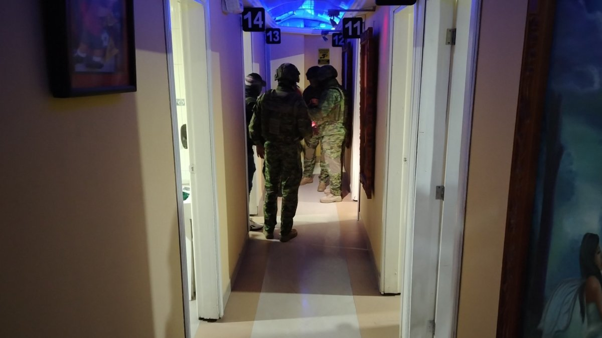 Hallan caleta con 234 mil dólares en un night club de Cuenca durante operativo militar