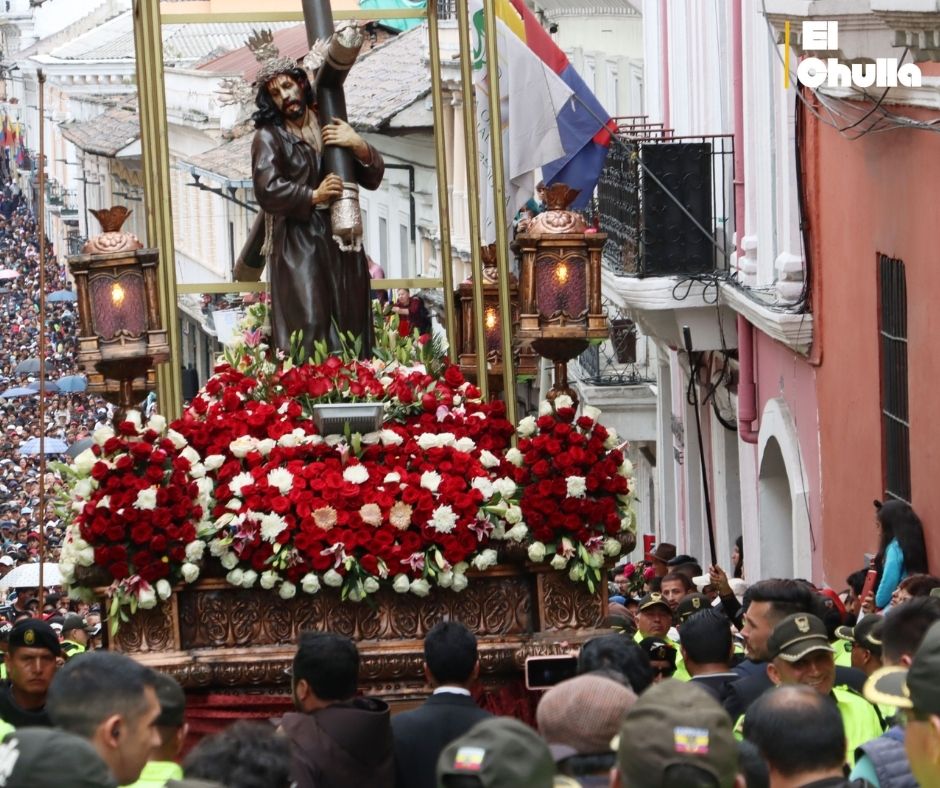 Miles de devotos participan en la emblemática procesión de Jesús del Gran Poder en Quito.