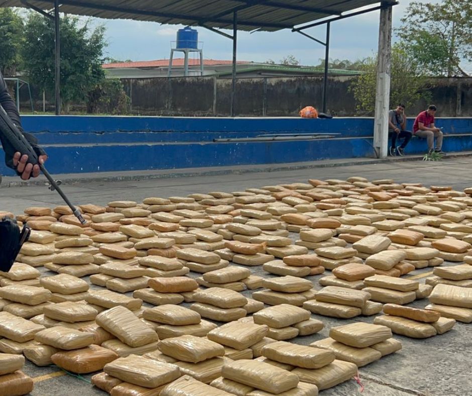 Esmeraldas: Policía desarticula centro de acopio de droga y decomisa más de 600. kilos de cocaína