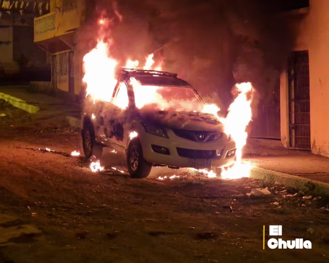 Madrugada de terror en Esmeraldas: seis vehículos fueron incendiados en distintos sectores de la ciudad.