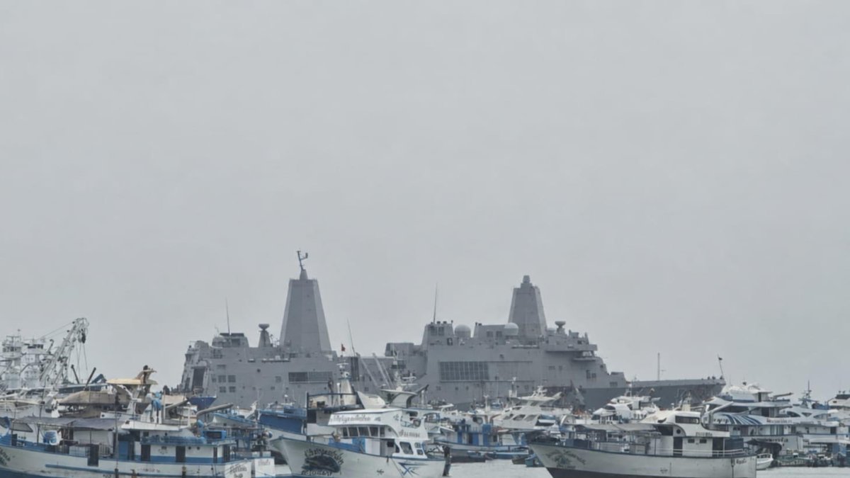 Buque de guerra estadounidense USS San Antonio llega al puerto de Manta