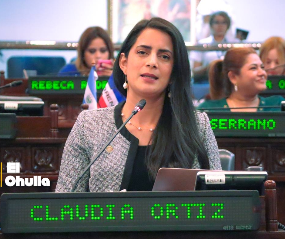 Claudia Ortiz advierte que El Salvador avanza hacia un régimen autoritario.