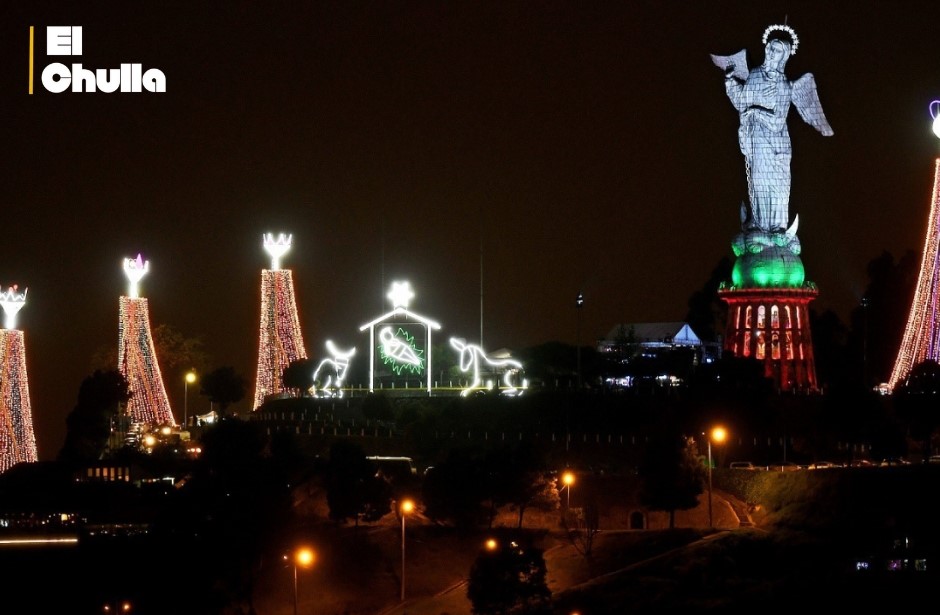 El pesebre navideño gigante ya ilumina El Panecillo, en el Centro Histórico de Quito.