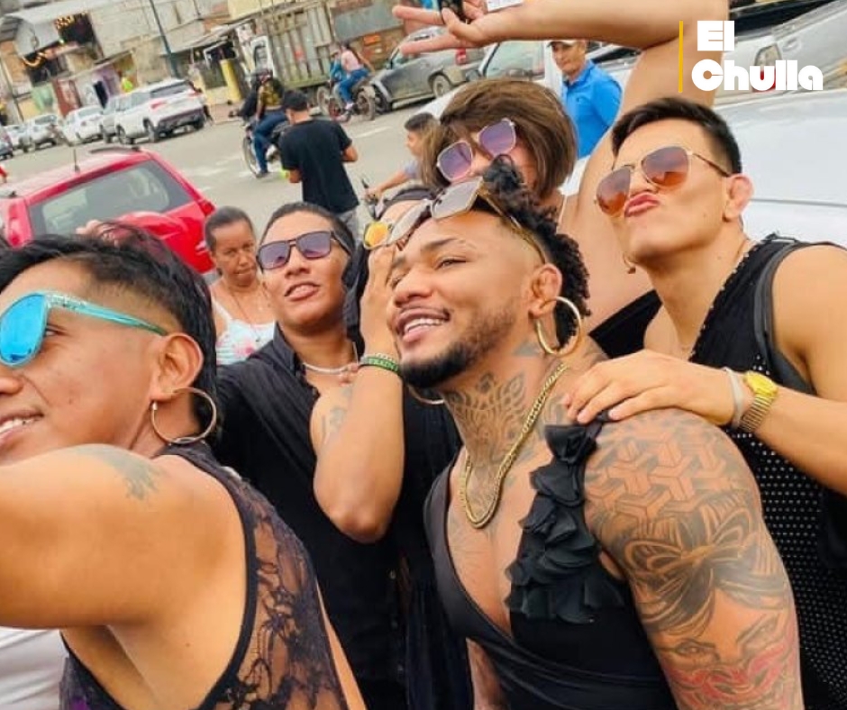 Michael Morales se viste de viuda otra vez y encarna la tradición ecuatoriana en Pasaje para despedir el año.