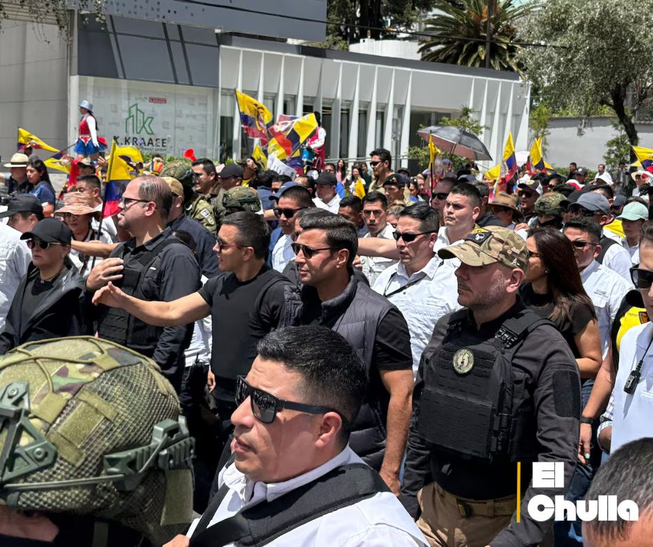Daniel Noboa lidera masiva marcha en Quito contra suspensión de artículos legales frente a la Corte Constitucional
