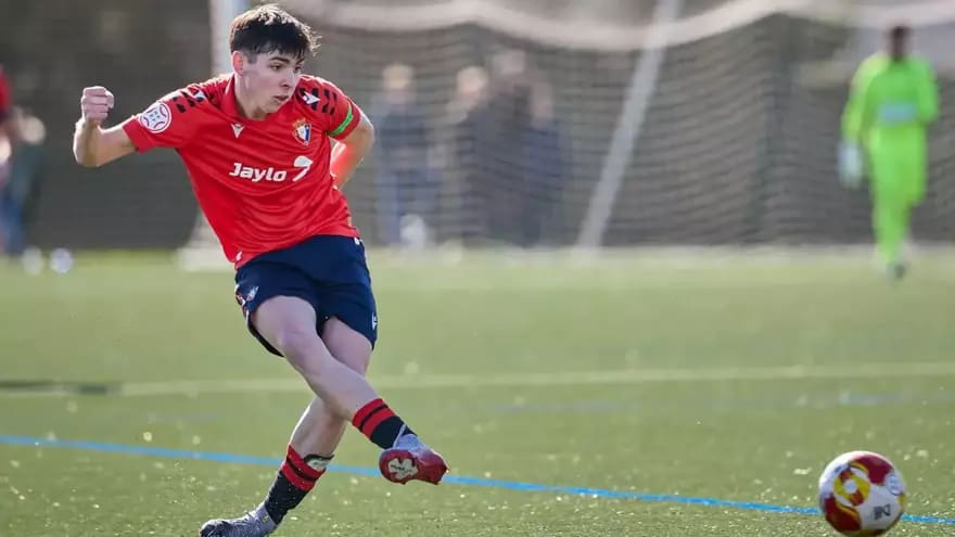 Fútbol Juvenil Navarrense: Nuevos Rivales y Más Kilómetros en la División de Honor
