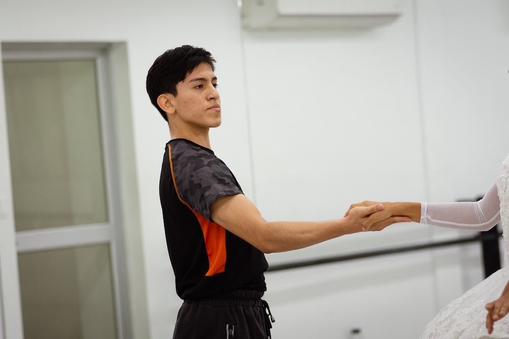 Bailarín ecuatoriano Pedro Cabrera destaca en certamen internacional de danza