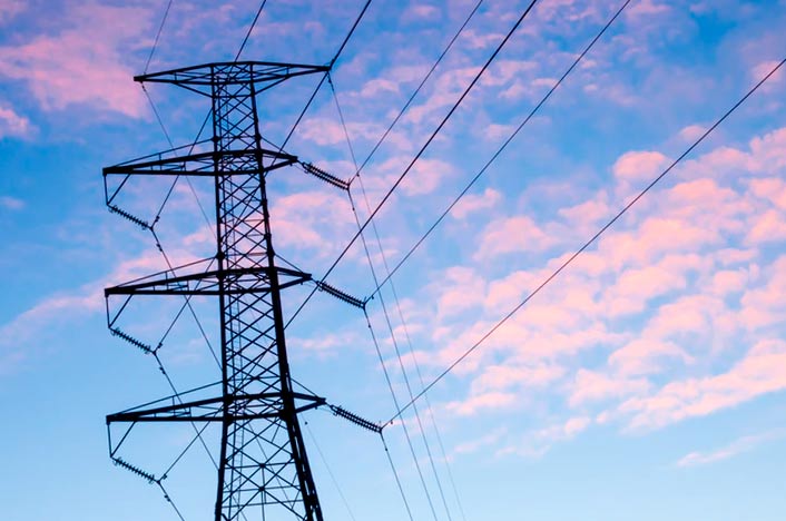 Ecuador paga precios históricos por electricidad importada desde Colombia, a pesar de abundancia hídrica.