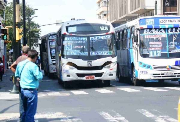 Concejo de Guayaquil aprueba alza del pasaje de buses hasta 50 centavos con condiciones