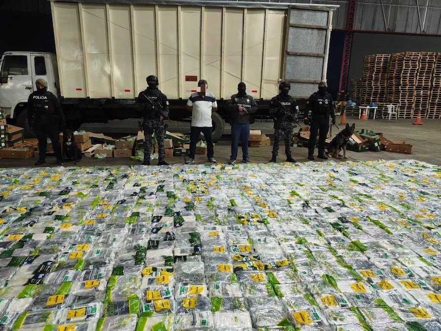 Incautan más de una tonelada de cocaína oculta en banano en Puerto Bolívar con destino a Inglaterra