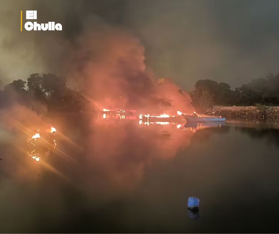 Horror en Puerto Bolívar: Queman embarcaciones y hallan restos humanos, pescadores viven con miedo