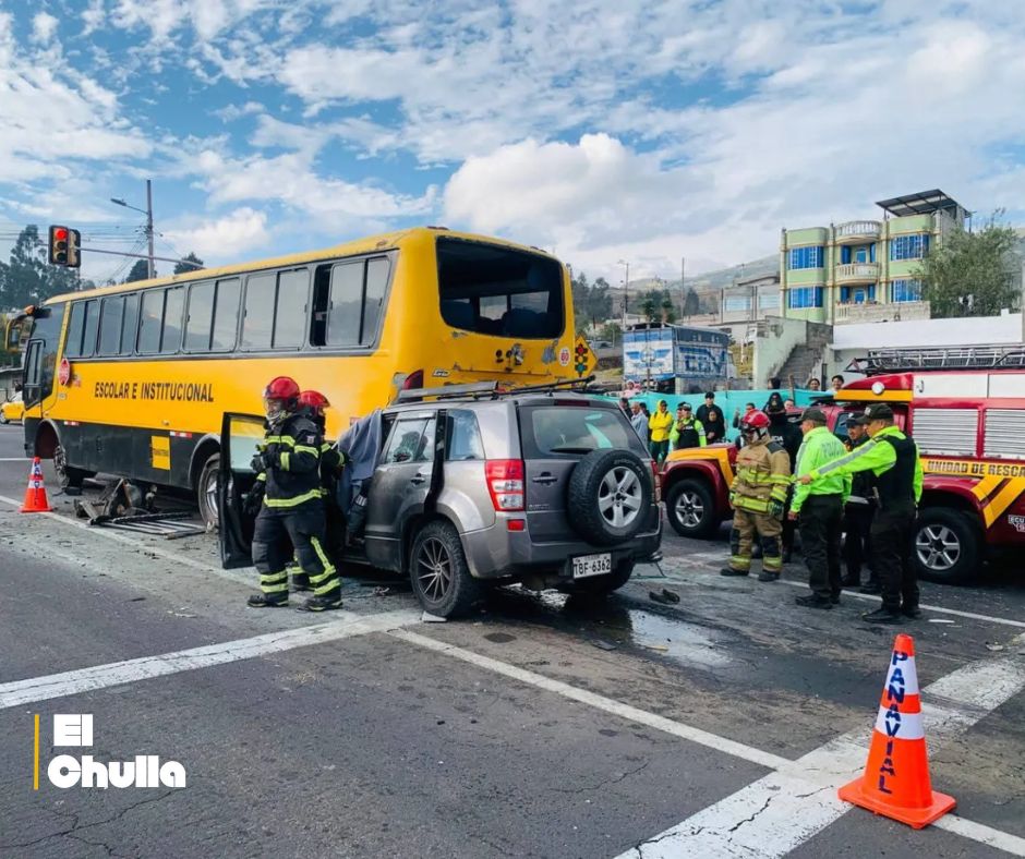 Tragedia en Caluquí Bajo: Tres fallecidos tras choque entre vehículo particular y transporte escolar
