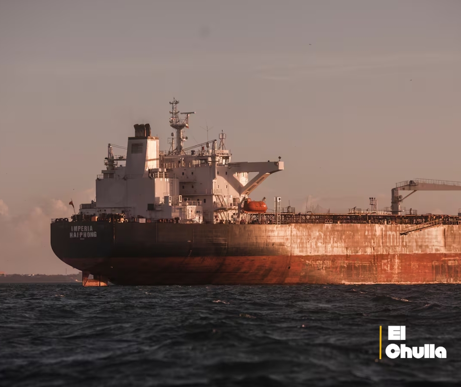 Trump ordena un “bloqueo total y completo” de todos los petroleros sancionados que entren o salgan de Venezuela.