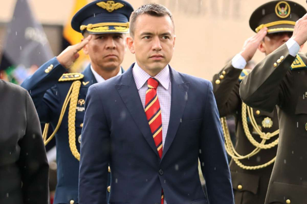 Noboa asiste al cambio de mando de la Policía con nuevo comandante