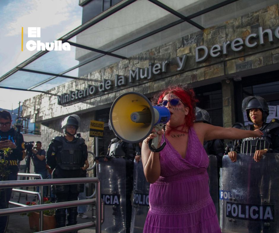 Feministas en pie de lucha: protestan por la eliminación del Ministerio de la Mujer en Ecuador