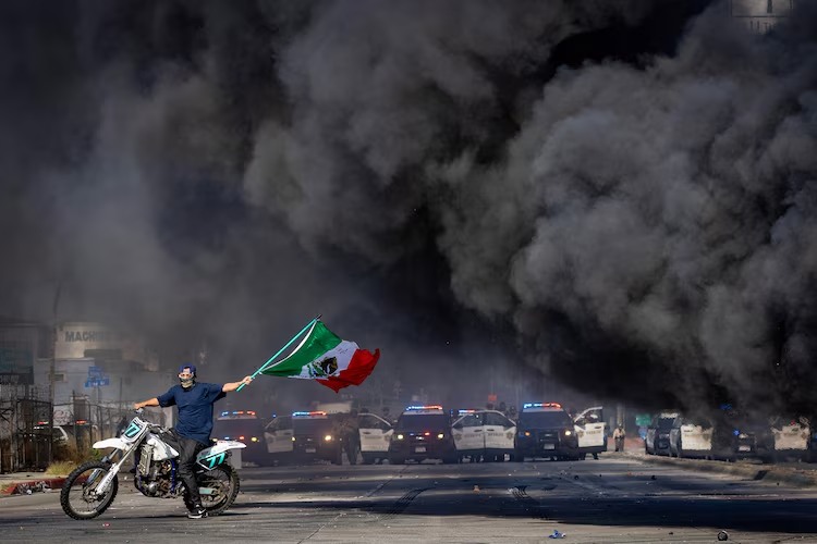  Protestas violentas en Los Angeles EEUU contra operativos migratorios: Trump despliega a la Guardia Nacional