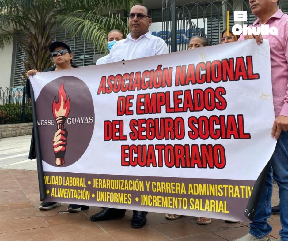 Desvinculan a 700 trabajadores del IESS sin aviso previo ni compensación.