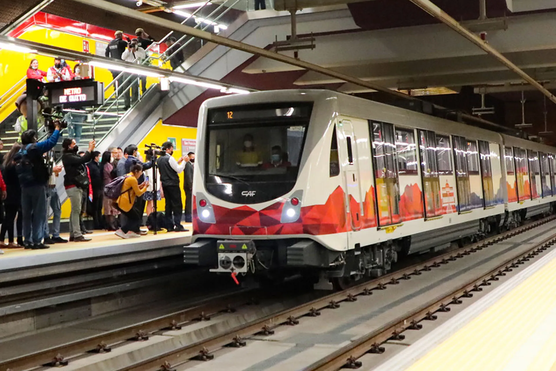 Metro de Quito implementa apertura manual de puertas en horarios de baja demanda.