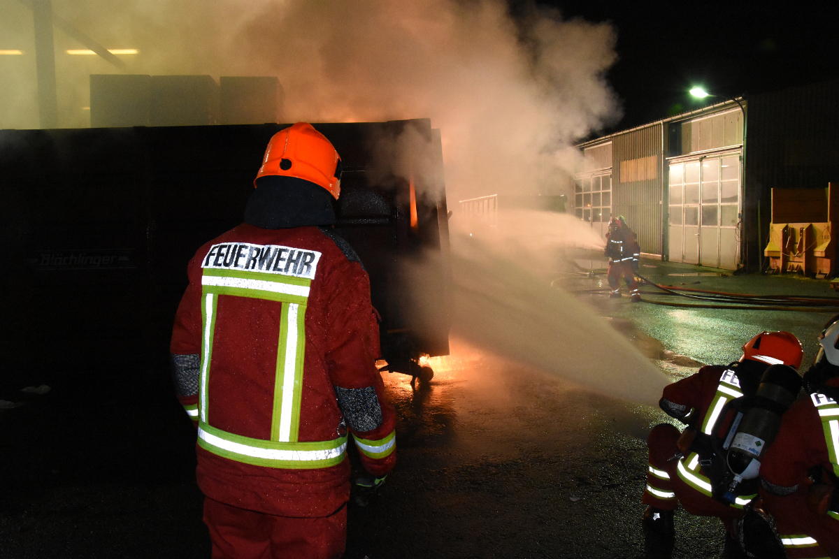 Ermenswil SG - Teleskopstapler rutscht Hang hinunter