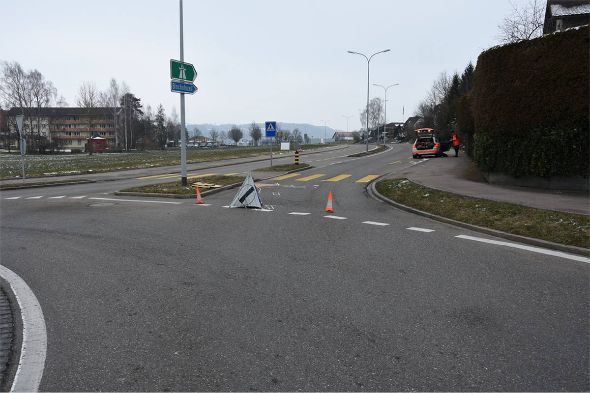 Niederuzwil SG - Mofafahrerin bei Kollision verletzt