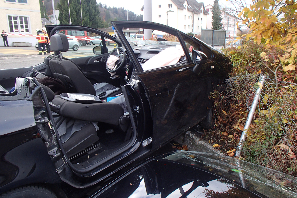 Neuenhof AG - Rentner fährt Auto gegen Mauer