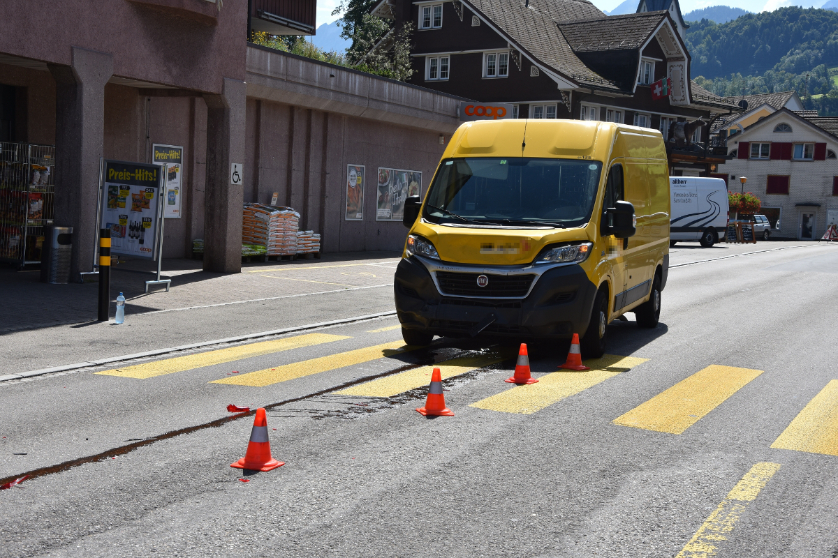 Nesslau SG - Lieferwagen überschlägt sich