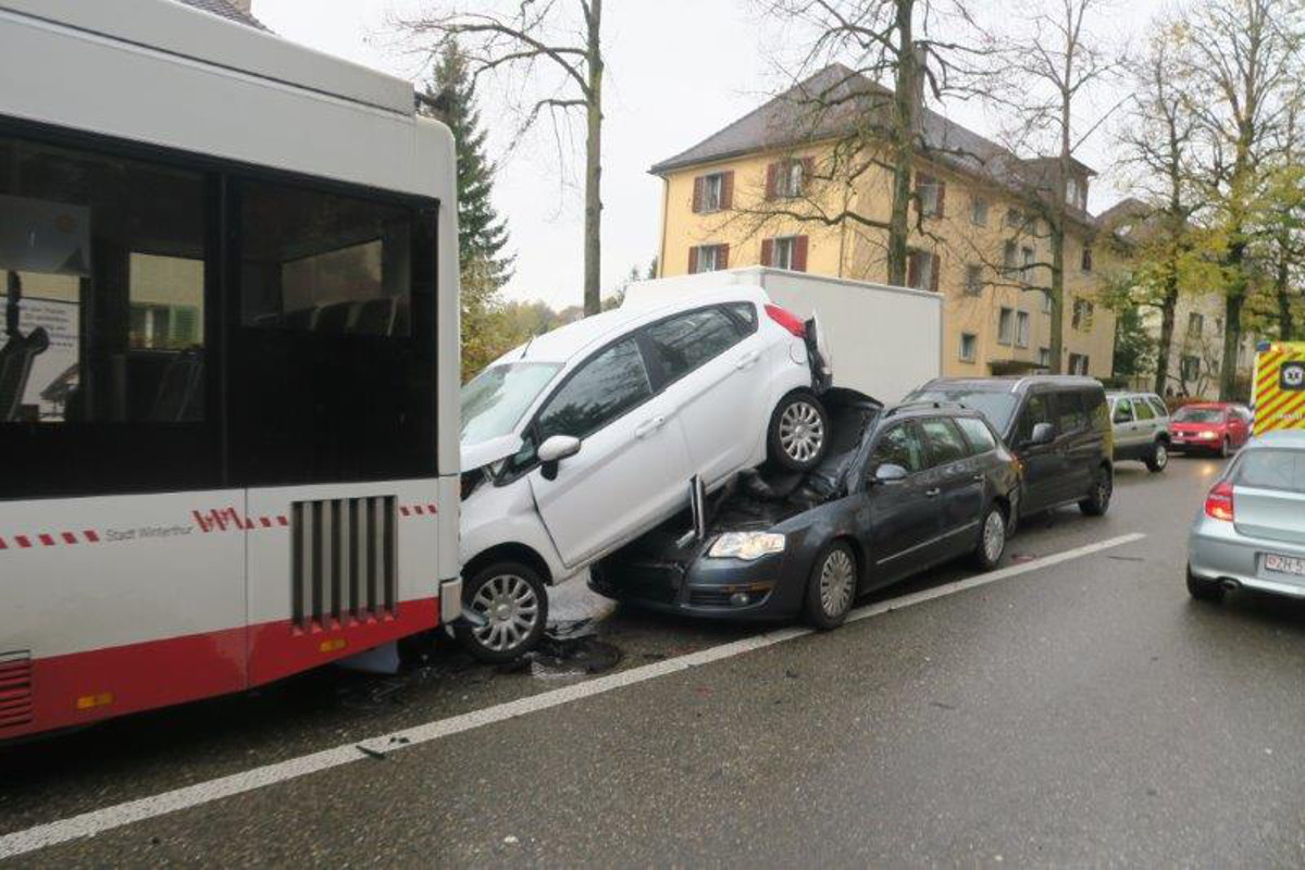 Winterthur ZH - Spektakulärer Auffahrunfall am Lindspitz - Zeugenaufruf