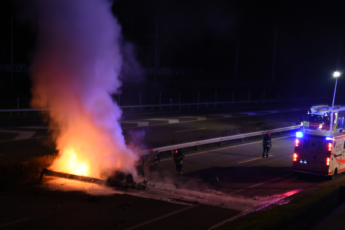 Chur GR - Auto nach Unfall in Flammen aufgegangen