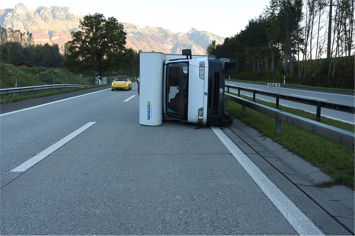 Buchs SG - Wohnmobil auf der Autobahn überschlagen