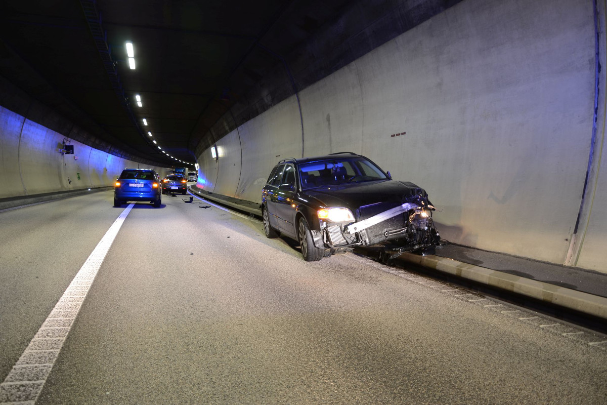 Sissach BL - Unfall mit drei Fahrzeugen im Chienbergtunnel