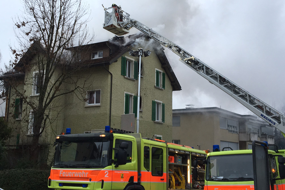 Wallisellen ZH - Brand in Mehrfamilienhaus