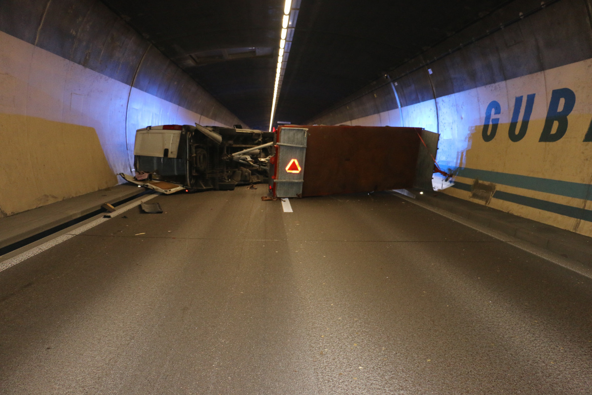 Regensdorf ZH - Gubrist-Tunnel nach spektakulärem Crash gesperrt