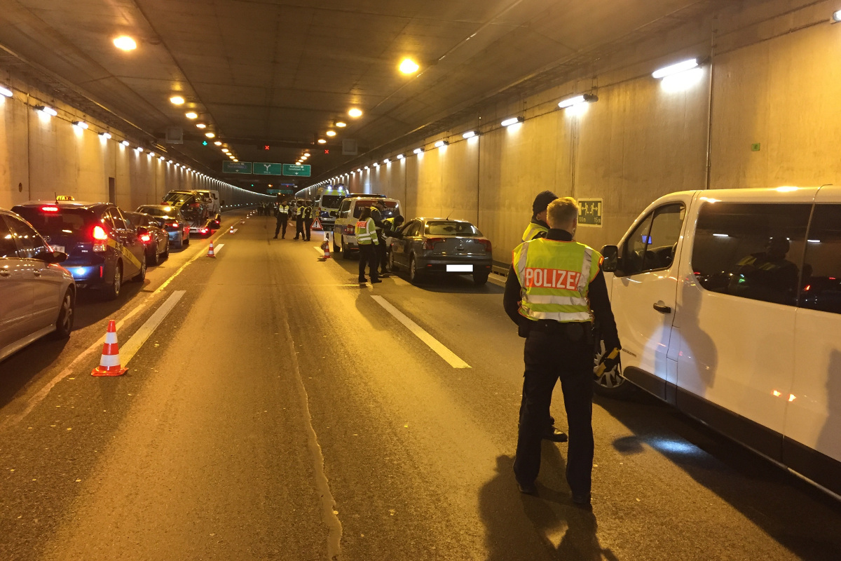 Basel BS - Grosskontrolle im Schwarzwaldtunnel
