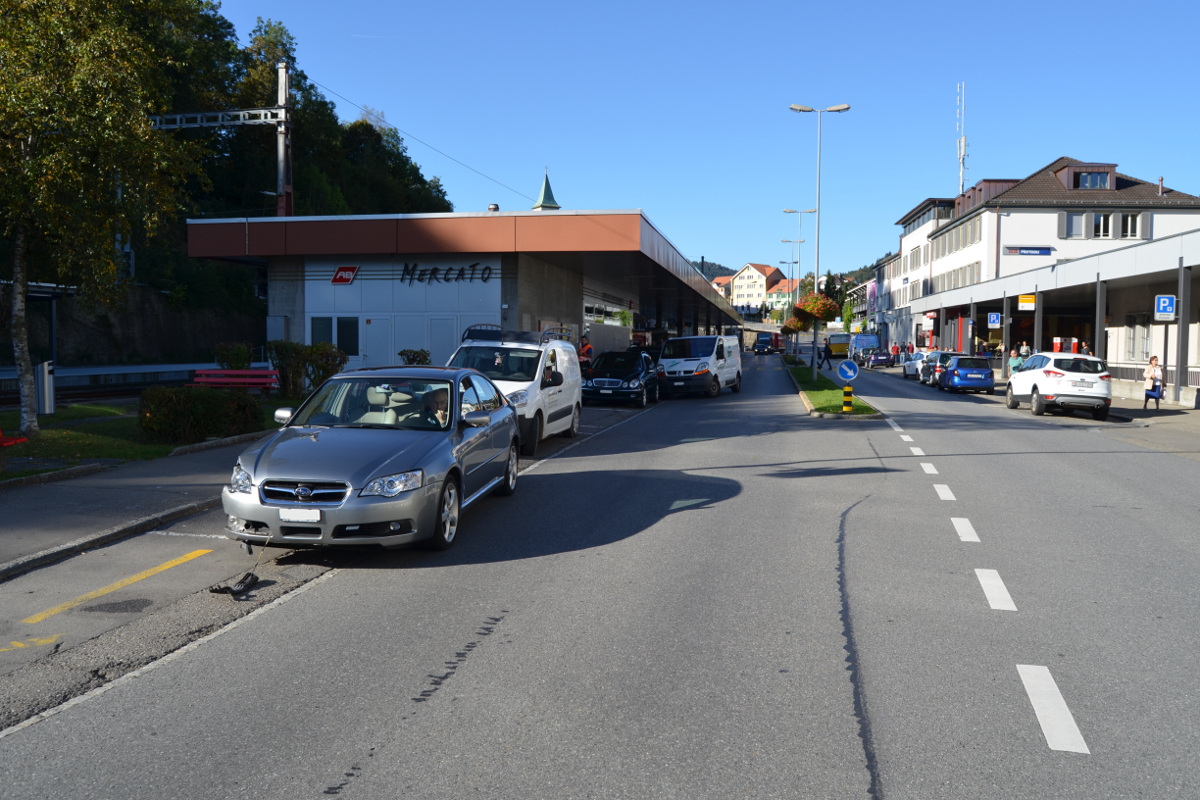 Herisau AR - Crash zwischen Lieferwagen und Auto
