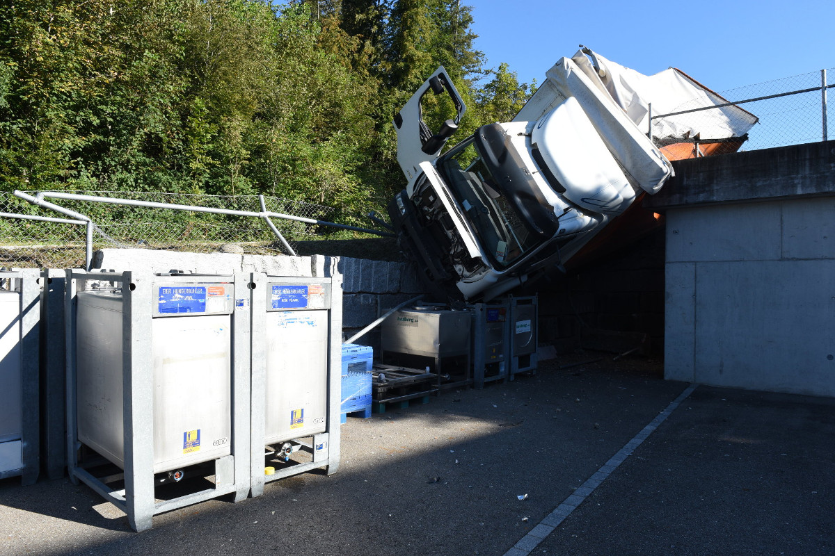 Rüti ZH - Chauffeur von Lastwagen überrollt