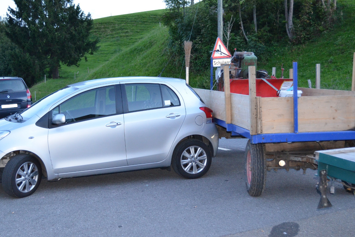 Schwellbrunn AR - Alkoholisierter Traktorführer touchiert Auto