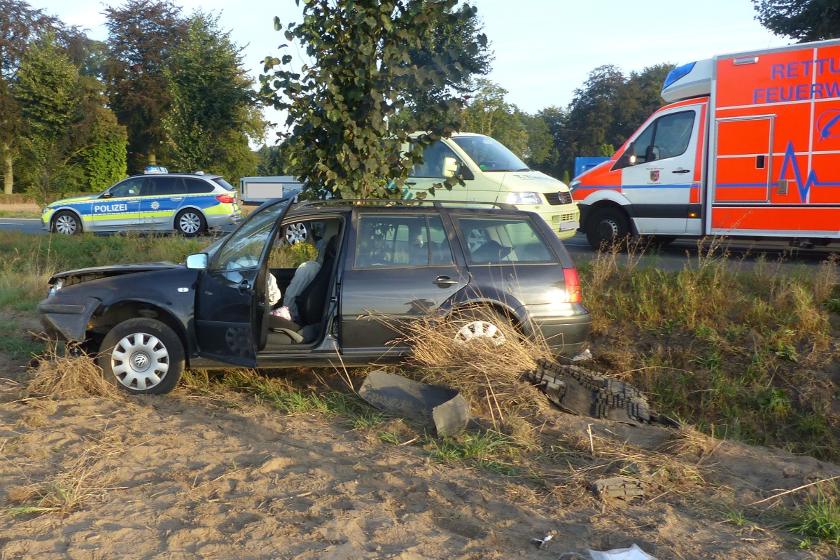 Minden NRW - Wegen Handynutzung gegen Baum gekracht