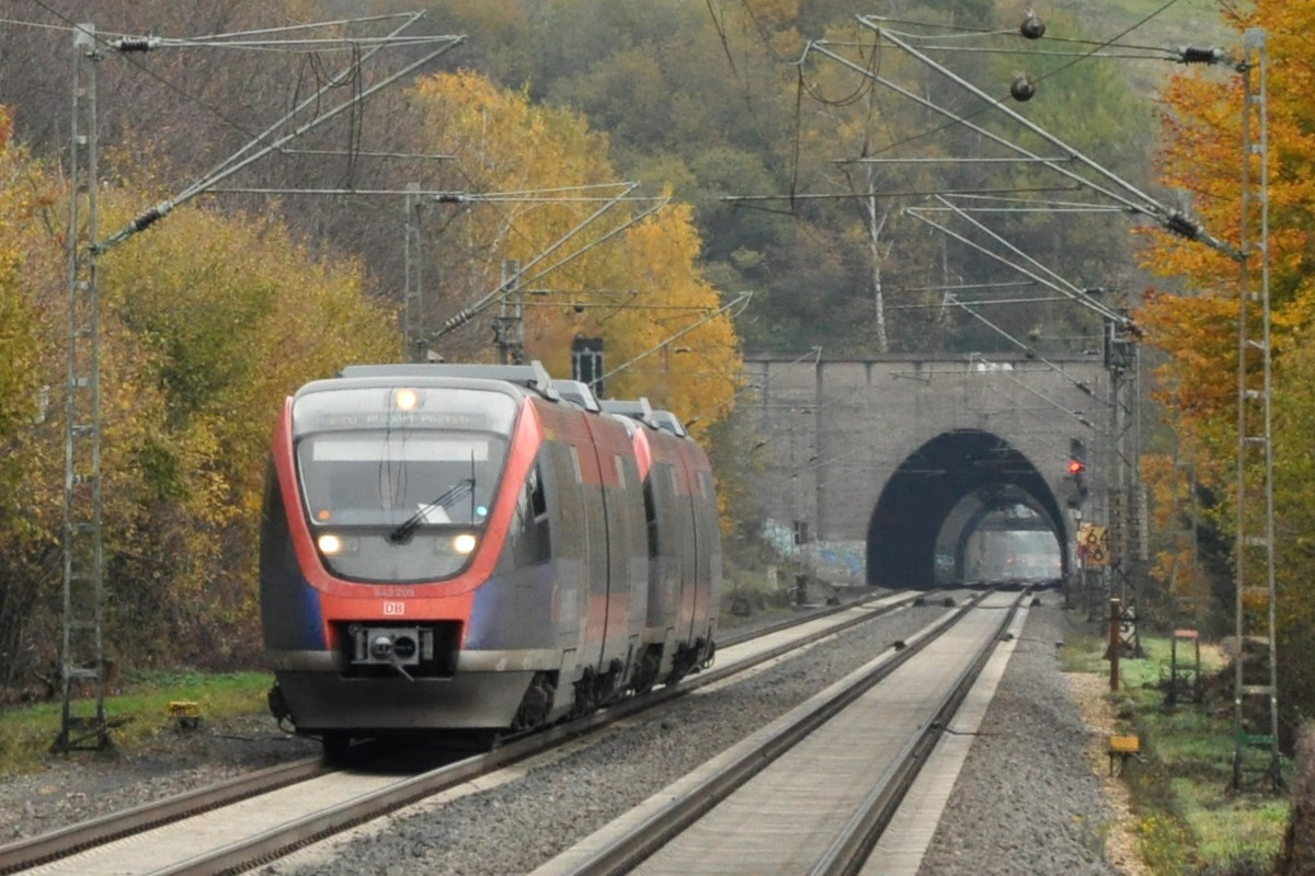 Aachen NRW - Kinder suchen am Eilendorfer Tunnel nach Hund