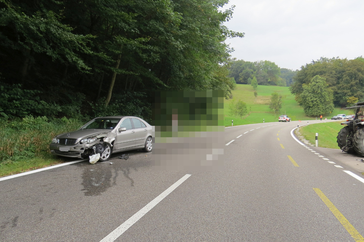 Küttigen AG - Mercedes-Fahrer fährt Traktor hinten rein
