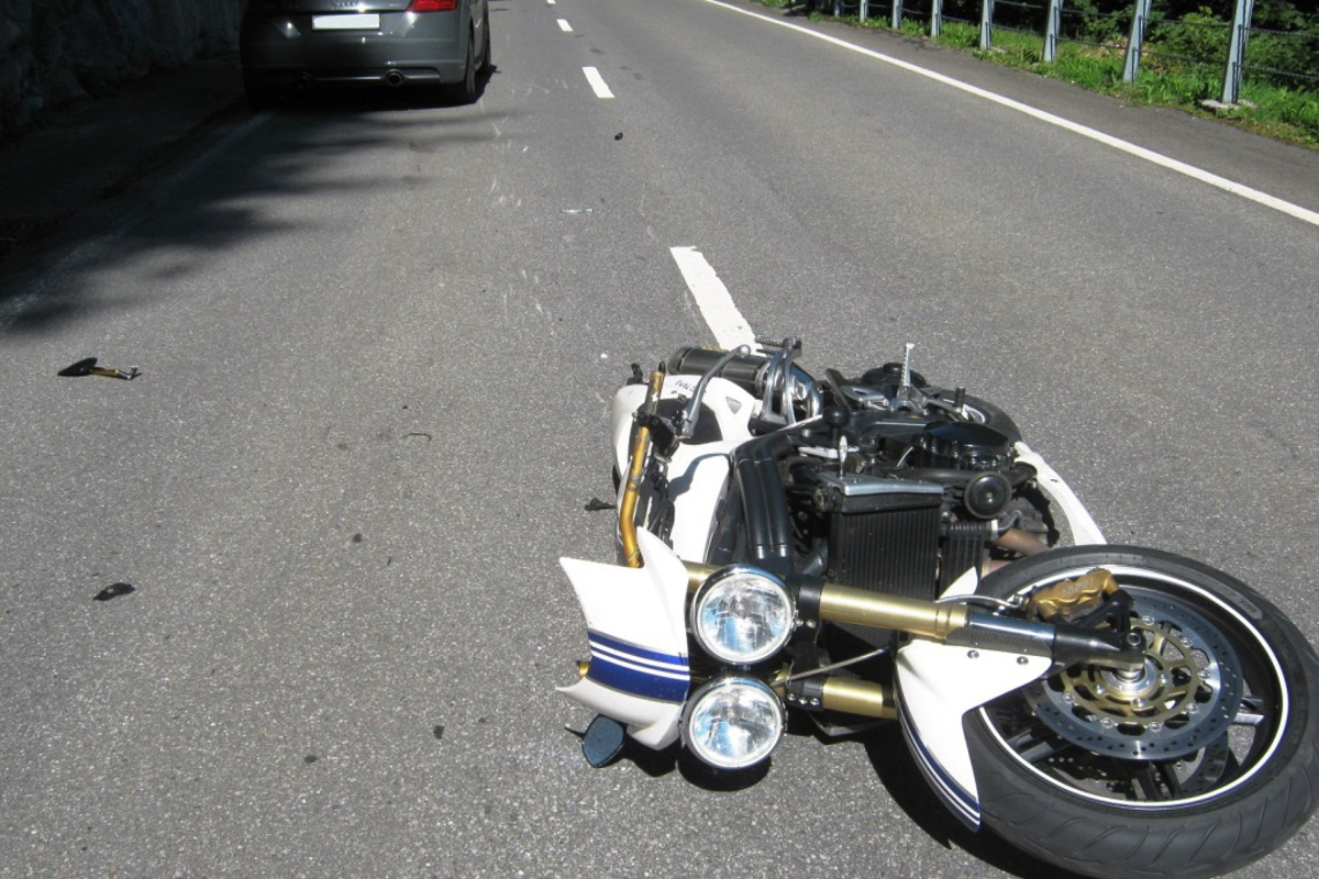 Töffs in Unfall bei Linthal involviert