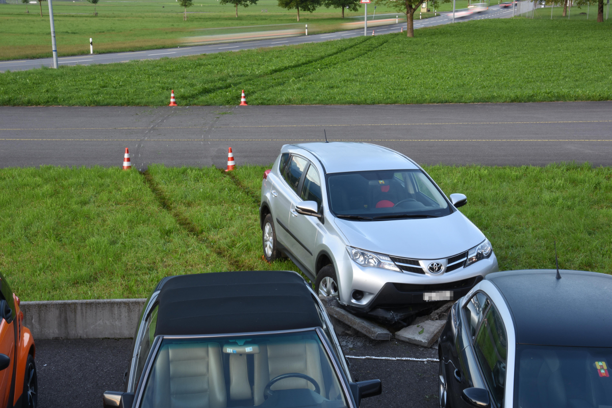 Bei Selbstunfall in Ennetbürgen mit Mauer kollidiert