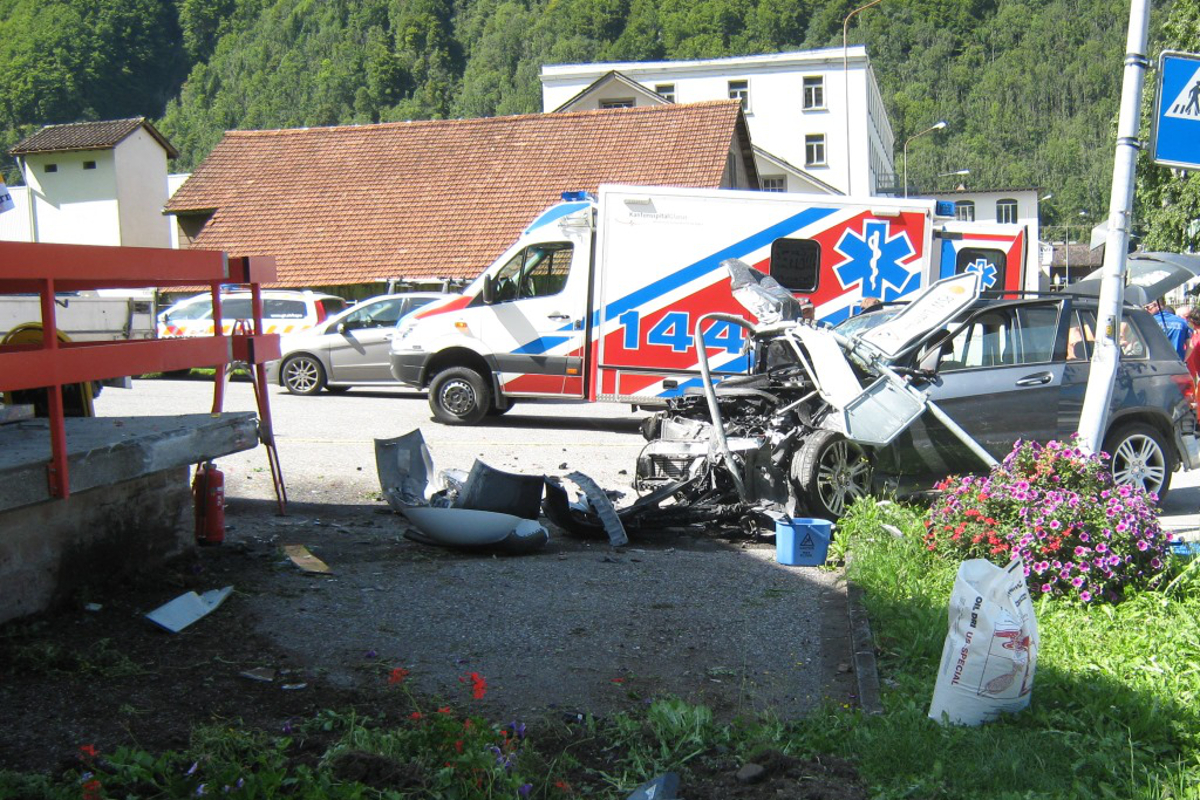 In Linthal frontal gegen Mauer geknallt