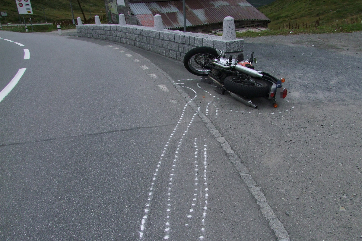 Junger Töfflenker bei Alleinunfall auf dem Oberalppass verletzt