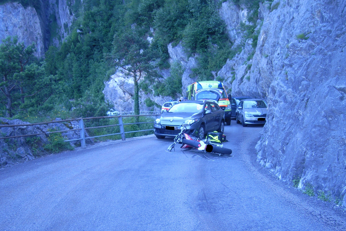 Motorrad knallt in Isenthal in Auto