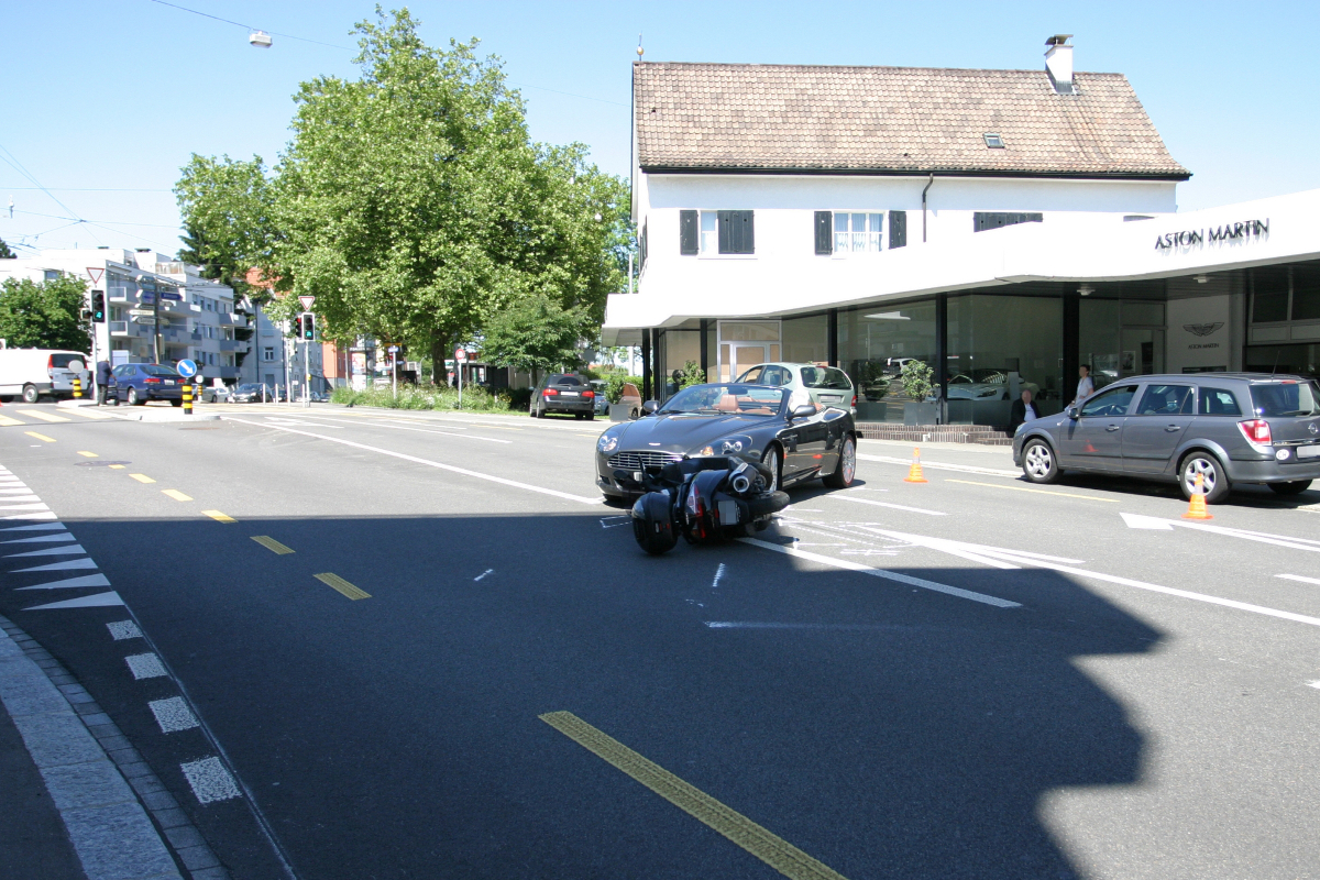 Töfffahrer verletzt sich bei VU in St. Gallen